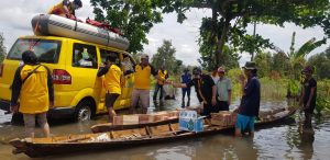 Distribusikan Bantuan dengan Perahu Kelotok