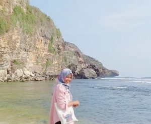 Novitasari, Saat Kuliah Mulai Buka Usaha