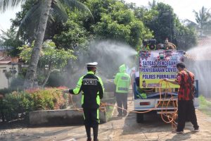 Desa Brecek Masuk Zona Merah Covid-19, Satlantas Polres Purbalingga Bantu Penyemprotan Disinfektan