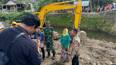 Warga Sentulrejo Gotong Royong Bangun Jembatan Sesek