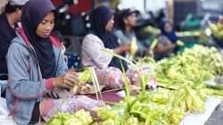 Selongsong Ketupat, Antre Bumbu Giling Hingga Daging Sapi Jadi Pemandangan Di Pasar Kolombo Jelang Idul Fitri 1447 H