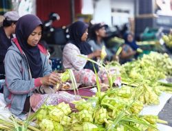 Selongsong Ketupat, Antre Bumbu Giling Hingga Daging Sapi Jadi Pemandangan Di Pasar Kolombo Jelang Idul Fitri 1447 H